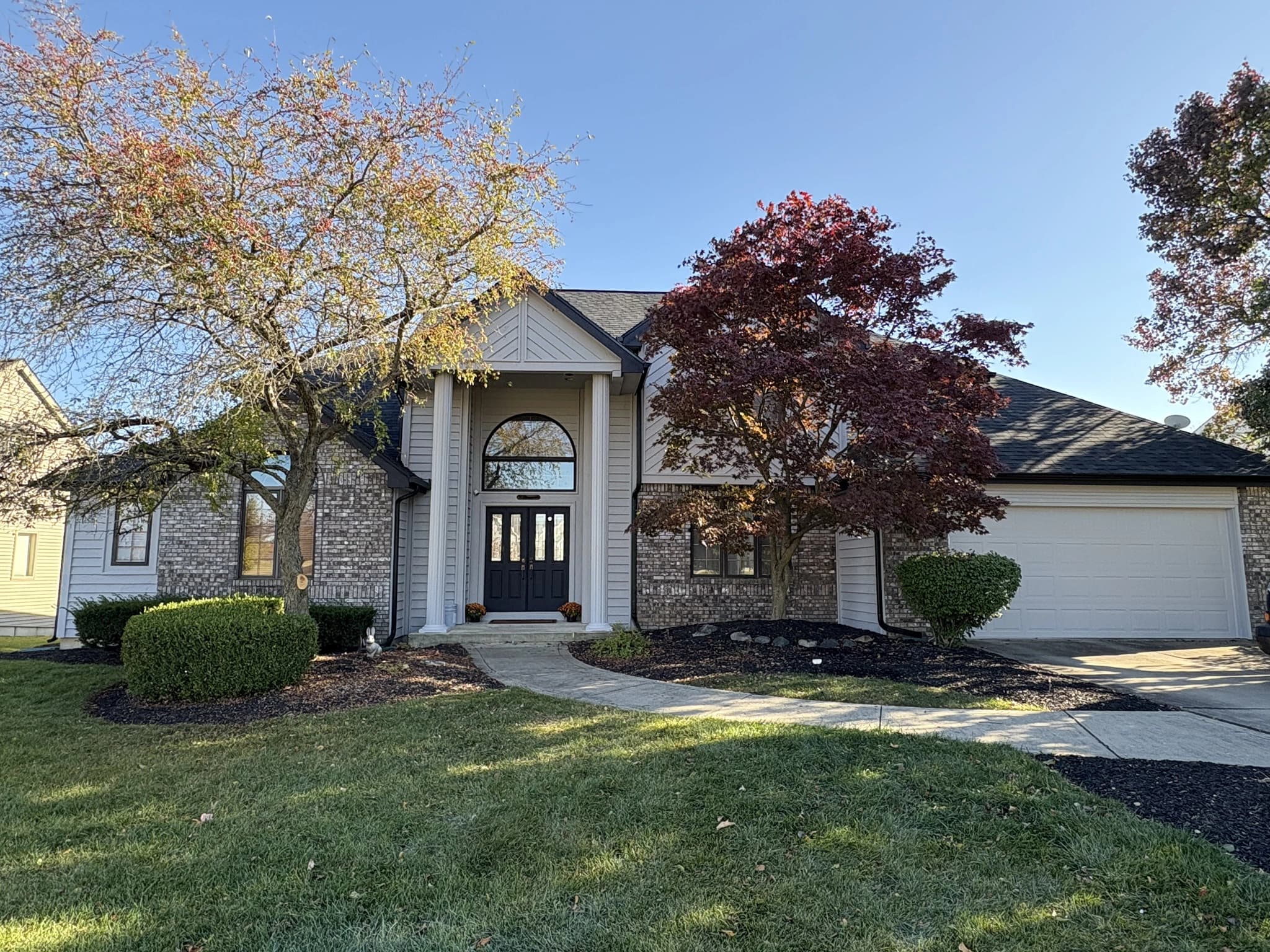 Brick home in Fort Wayne, Indiana with a newly replaced asphalt shingle roof